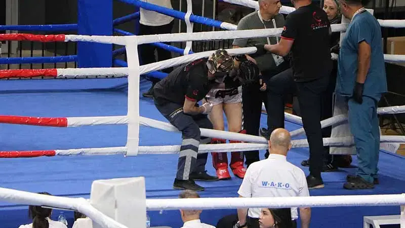 Kick Boks Milli Takım seçmelerinde kadın sporcu ringde fenalaştı