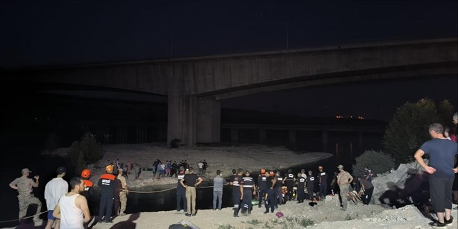 Fırat Nehri'nde mahsur kalan 26 kişi kurtarıldı