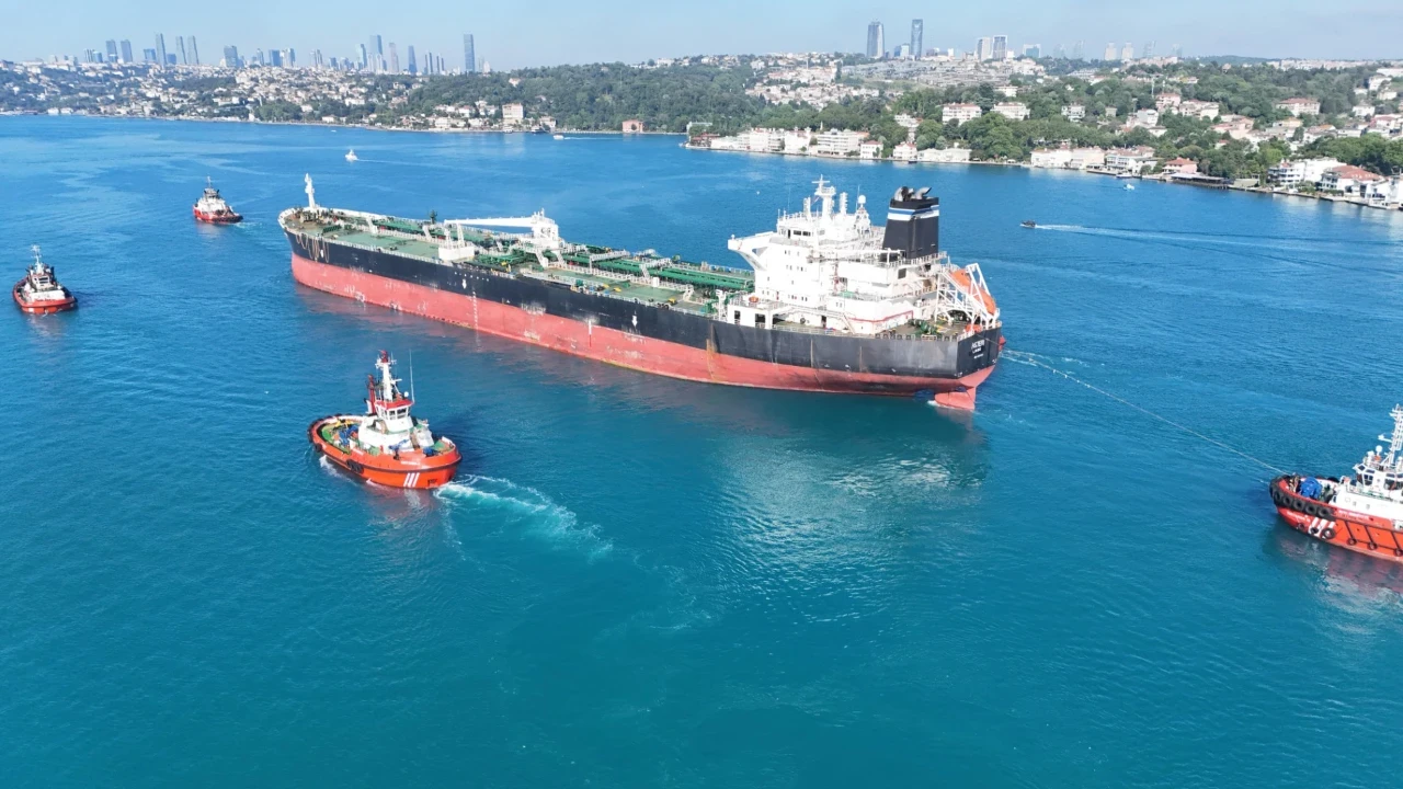 Karadeniz'de vurulan tanker İstanbul Boğazı'ndan geçti