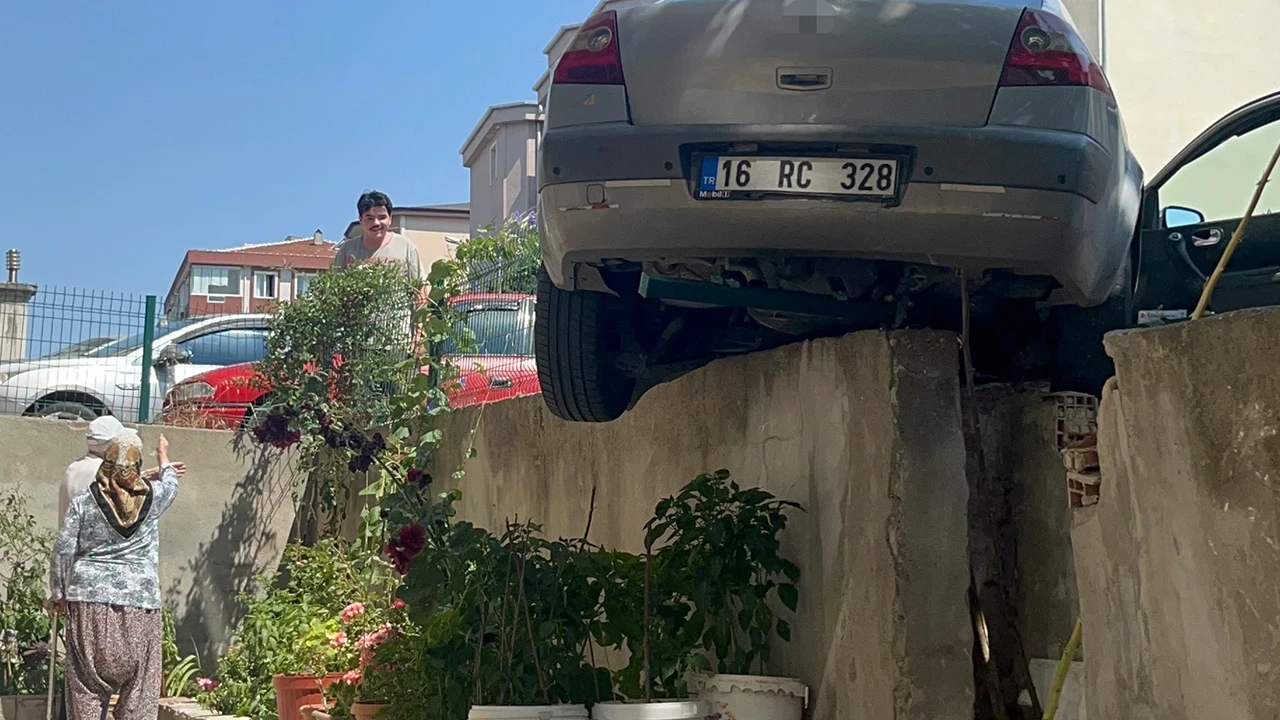 Çorlu'da unutkanlık ucuz atlatıldı: El freni çekilmeyen otomobil bahçe duvarında asılı kaldı