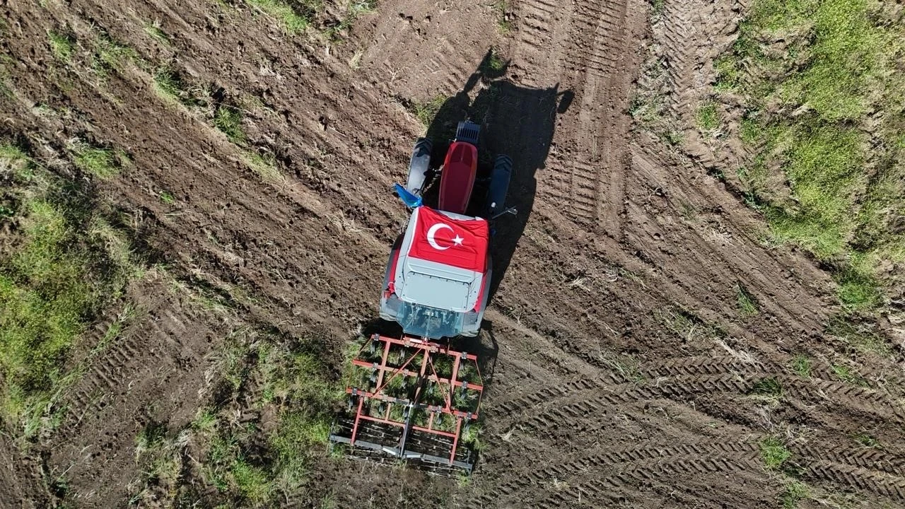 Türkiye tek yürek: Tarlasına dev ay-yıldız çizdi