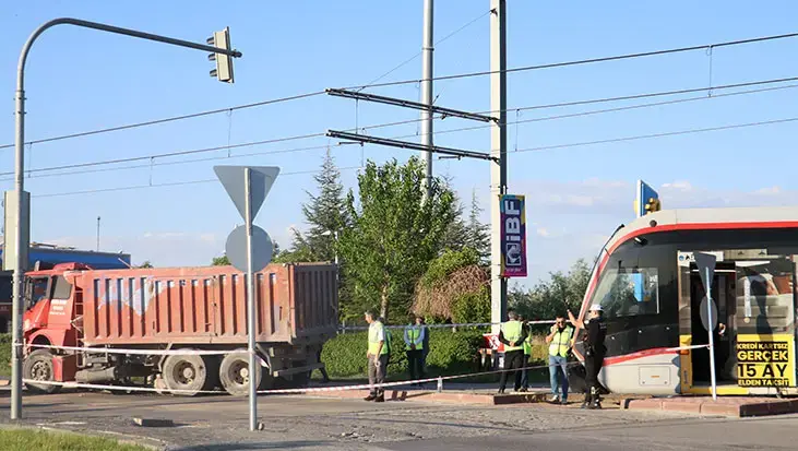 Kayseri'de feci kaza! Kamyon ile tramvay çarpıştı: Yaralılar var