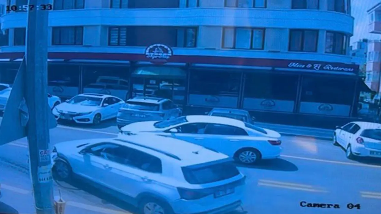 Panik anları güvenlik kamerasında! Kontrolü kaybetti, 7 otomobile çarptı