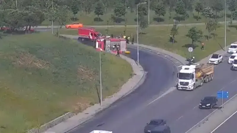 Bağcılar'da yangından dönen itfaiye aracı devrildi; 2 yaralı