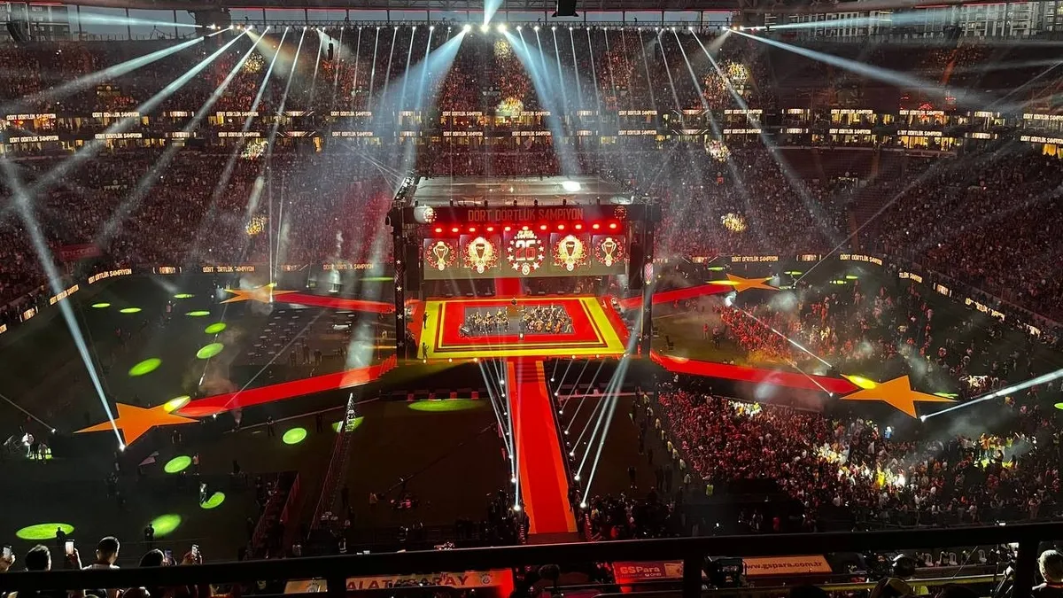 Rams Park'ta dört dörtlük zafer şöleni! Galatasaray şampiyonluk kupasını kaldırdı