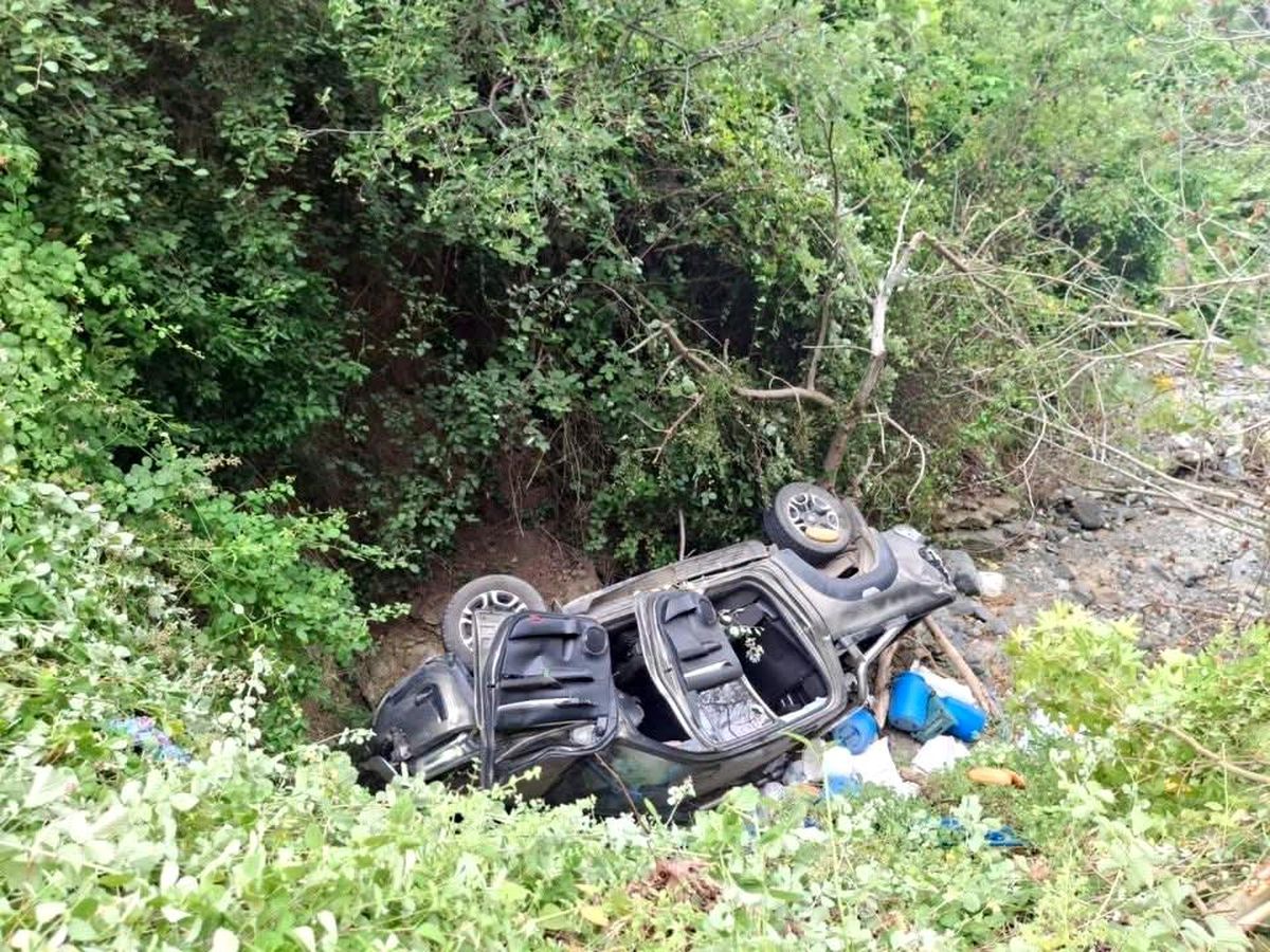 Otomobille çarpışan hafif ticari araç dereye uçtu: 7 yaralı