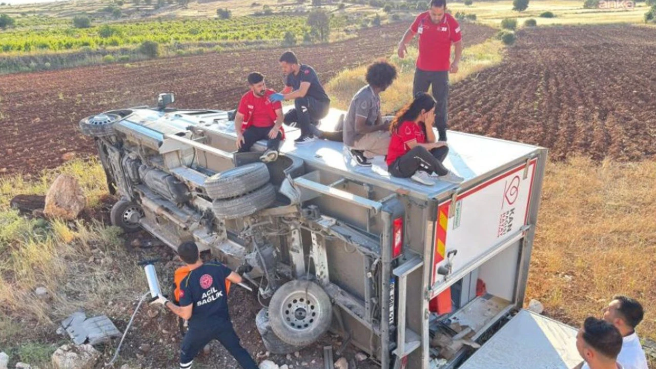 Mardin’de Kızılay’ın aracı devrildi: 1’i doktor 4 yaralı