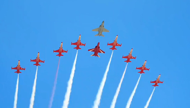 Türk Yıldızları ve HÜRJET birlikte uçtu