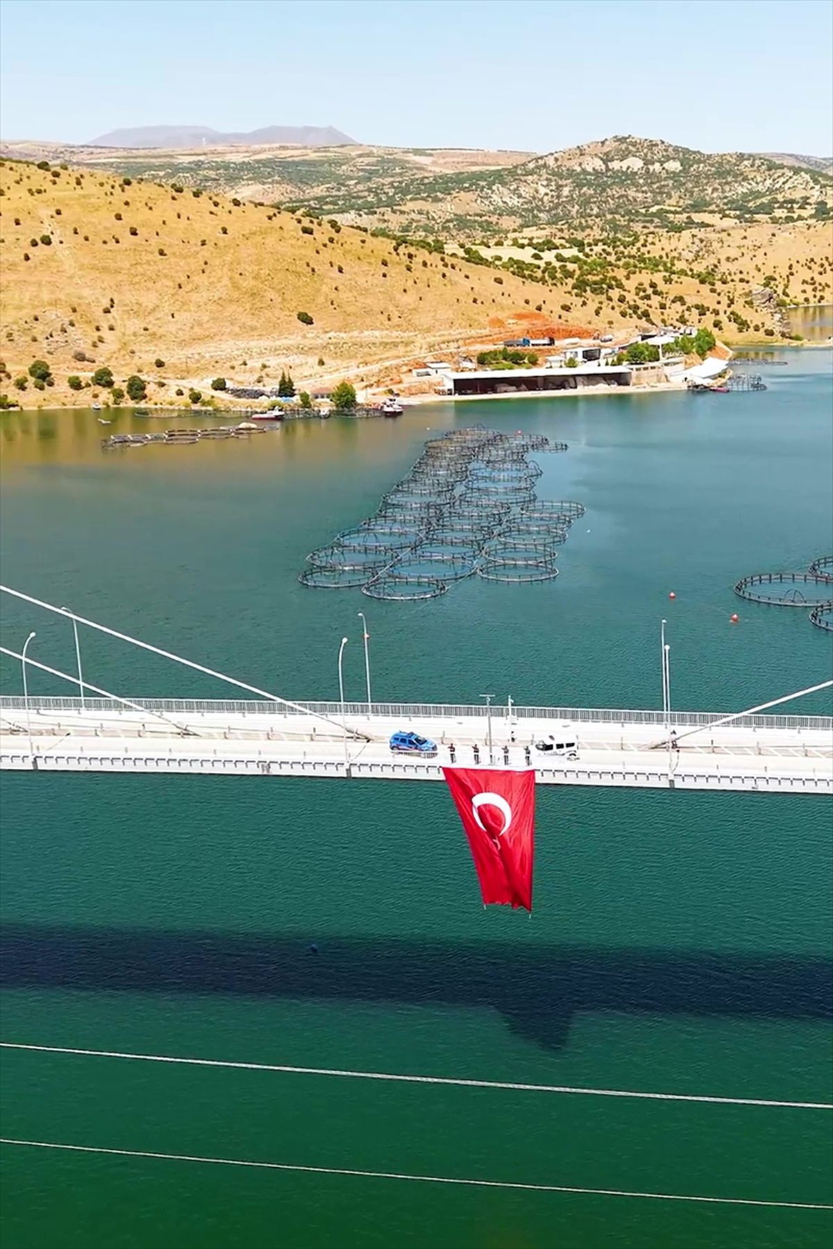 Ağın'da şehit köprüsüne 15 Temmuz için dev Türk bayrağı