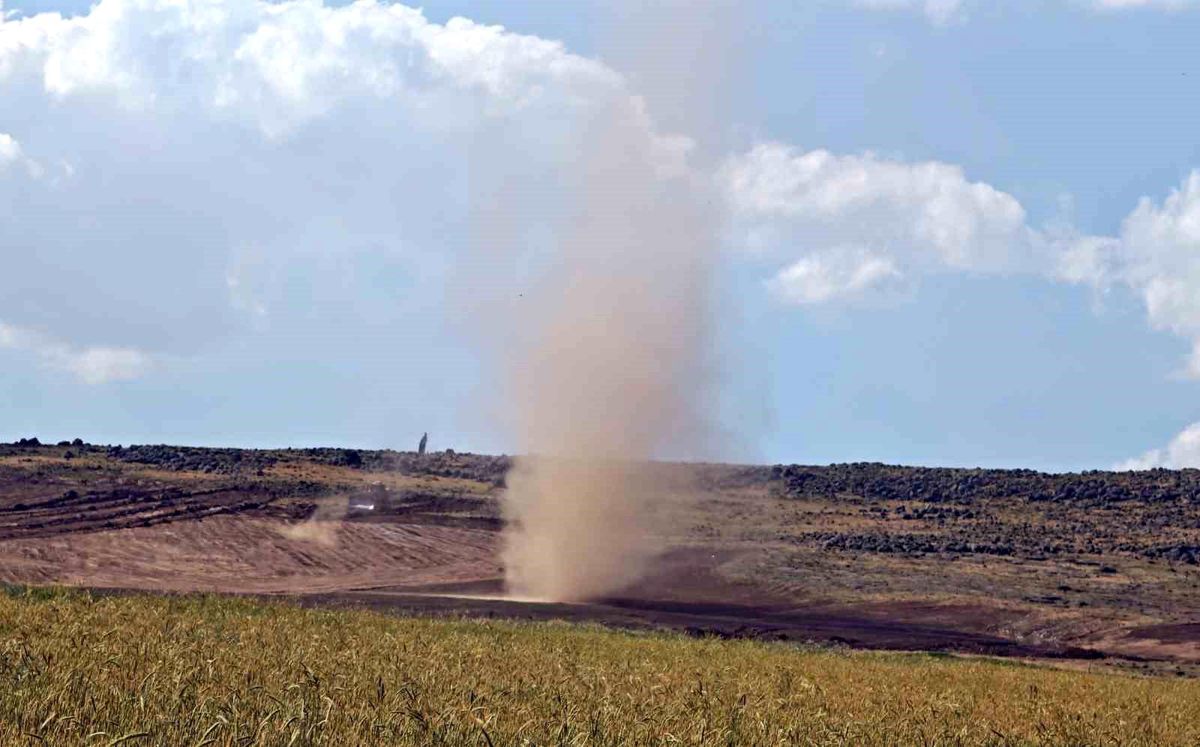 Ahlat'ta hortum kameraya yansıdı