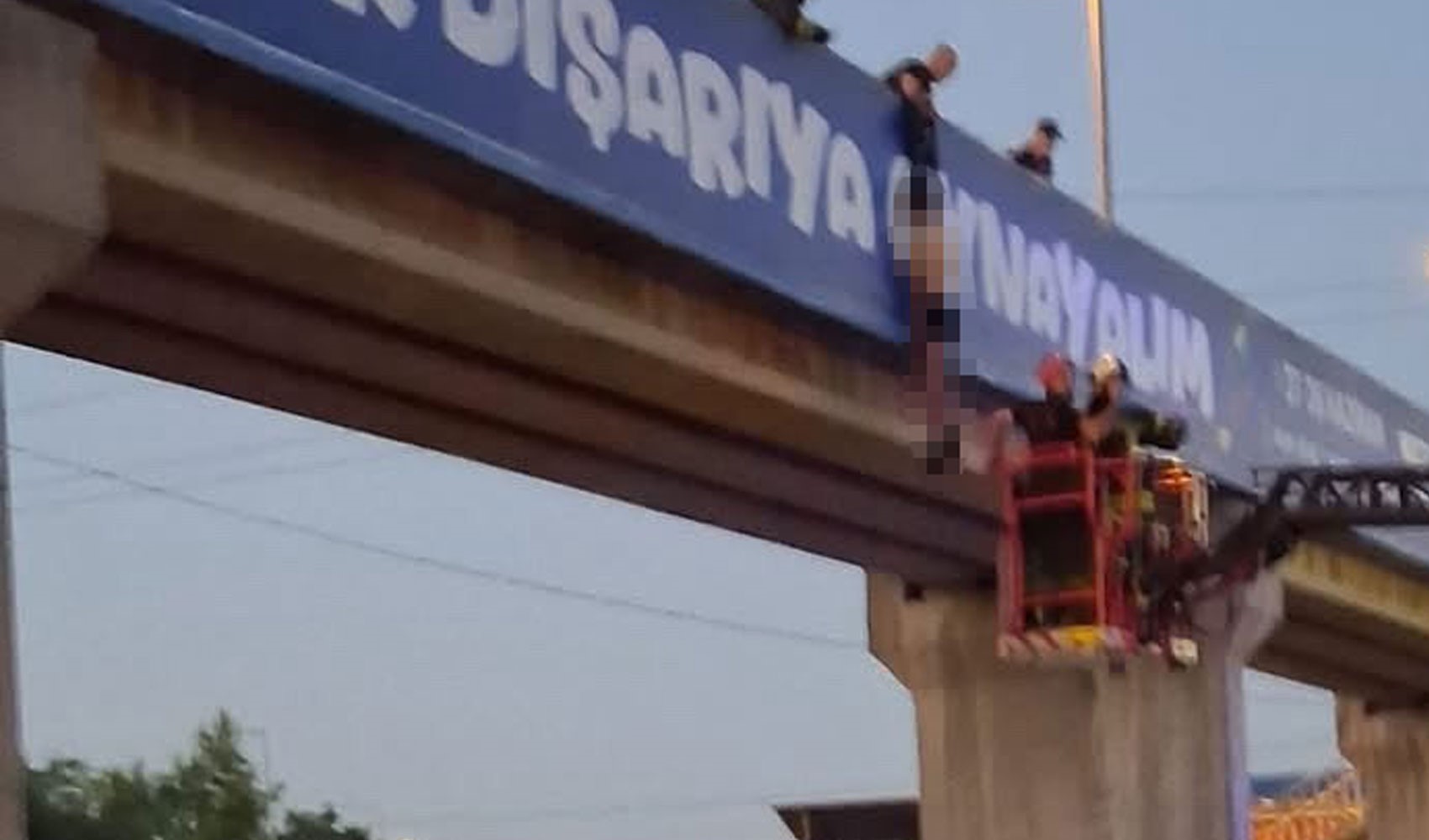 Yarı çıplak şahıs üst geçitte asılı bulundu