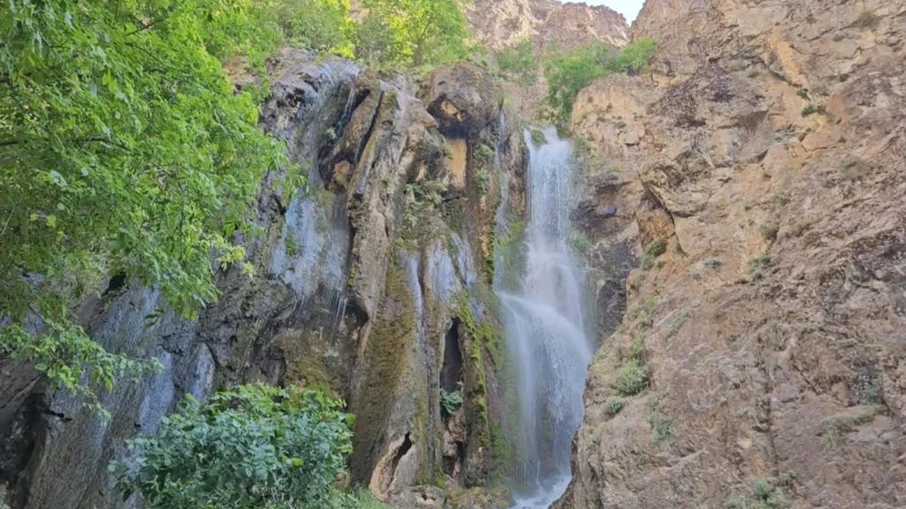 Hakkari'deki Ava Ore Şelalesi doğaseverlerin ilgi odağı oldu