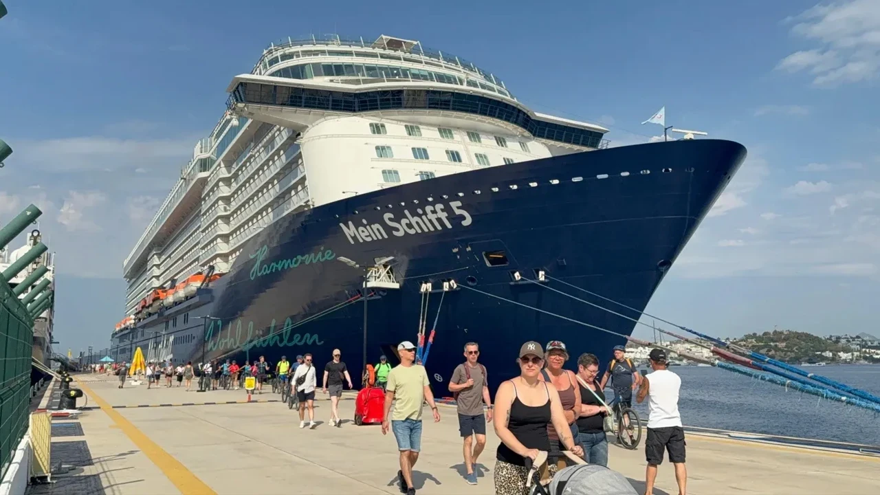 Bodrum’a kruvaziyer akını, iki dev gemiyle binlerce turist geldi