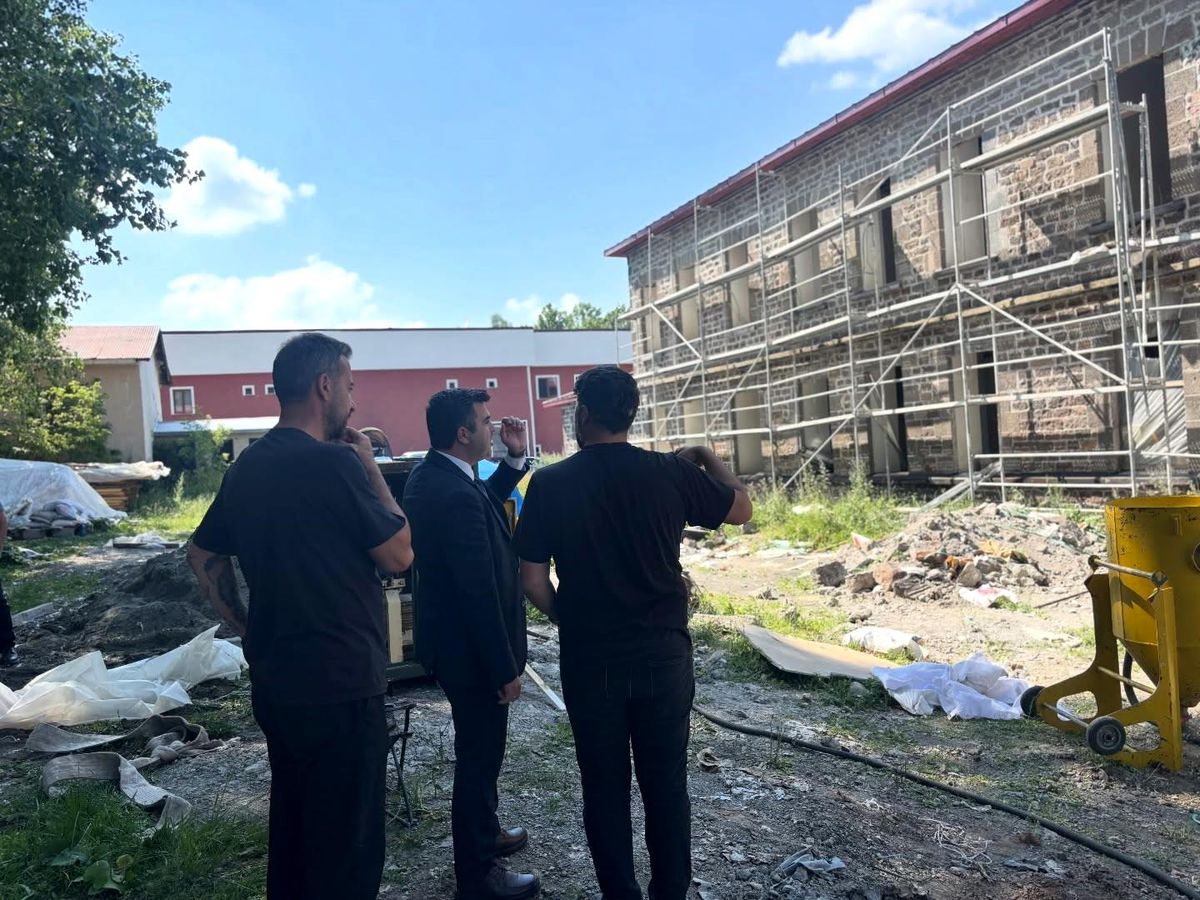 Susuz'da yeni Hükümet Konağı restorasyonu sürüyor: Kaymakam Öztürk çalışmaları yerinde inceledi