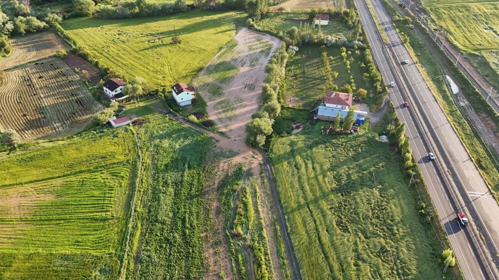 Kayseri'de kanaldan akan sular sele döndü, evler ve tarlalar sular altında kaldı