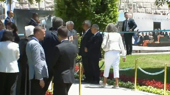 TBMM Başkanı Kurtulmuş, TBMM 15 Temmuz Şehitler Anıtı'na karanfil bırakıyor