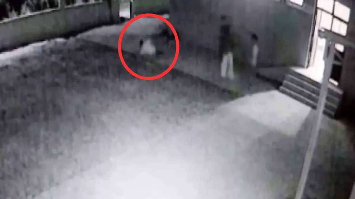 Cami avlusunda skandal! Uygunsuz davranış uyarısı saldırıyla bitti