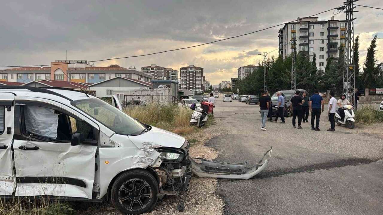 Adıyaman’da iki hafif ticari araç çarpıştı: 2 yaralı