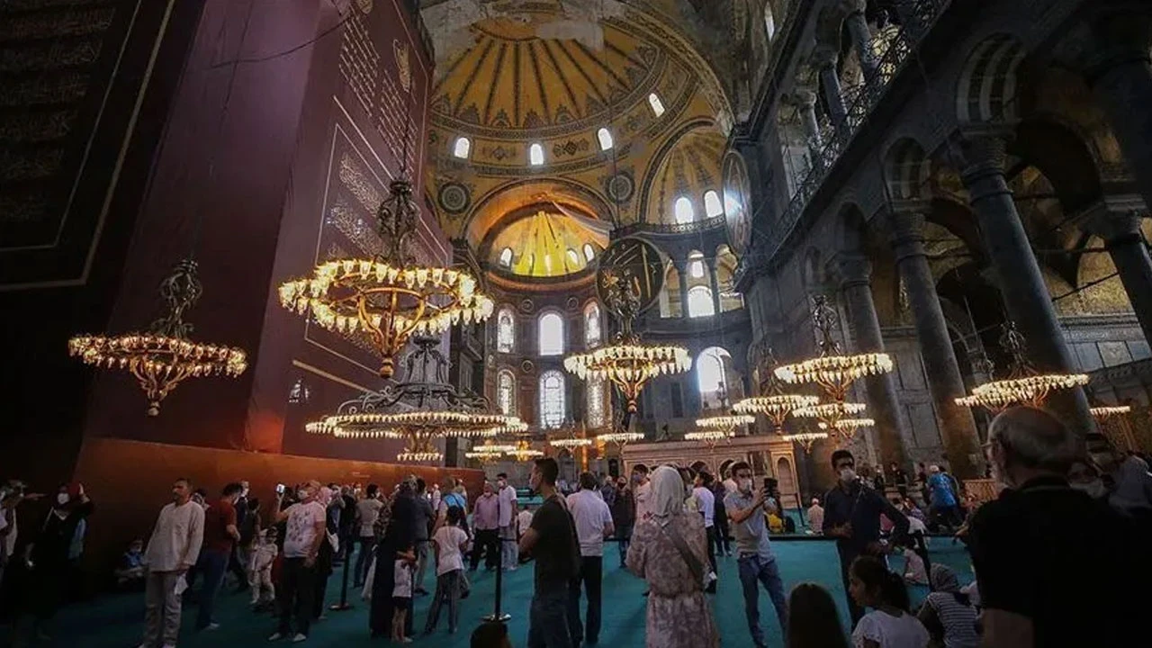 Ayasofya'da iki turist gözaltına alındı