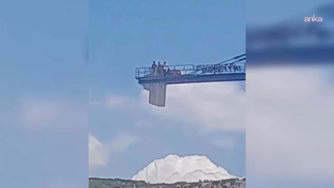Isparta'da ücretlerini alamadıklarını iddia eden işçiler kule vince çıktı