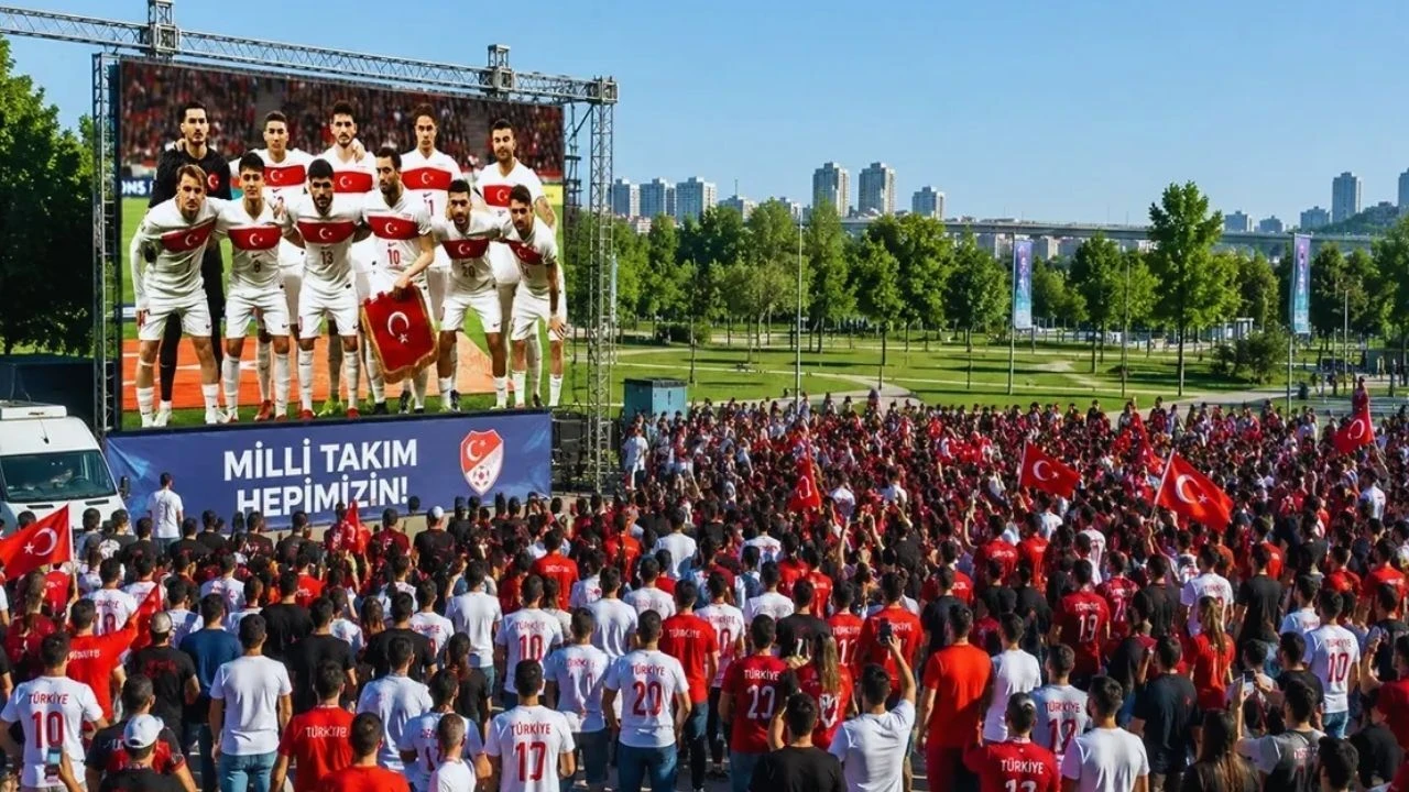 İçişleri Bakanlığı'ndan 81 ile talimat: Meydanlardaki milli maç yayınları iptal edildi!