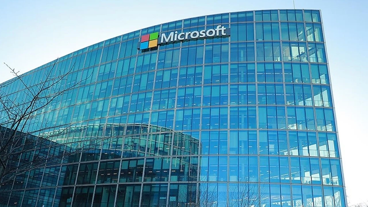 Microsoft'tan yapay zeka yarışında büyük hamle! 6 bin kişilik ekip kuracak