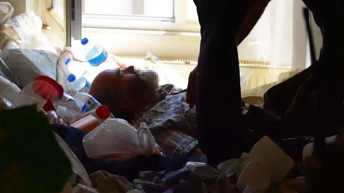 Yaşadığı ‘çöp ev’de mahsur kalınca polisi arayıp yardım istedi