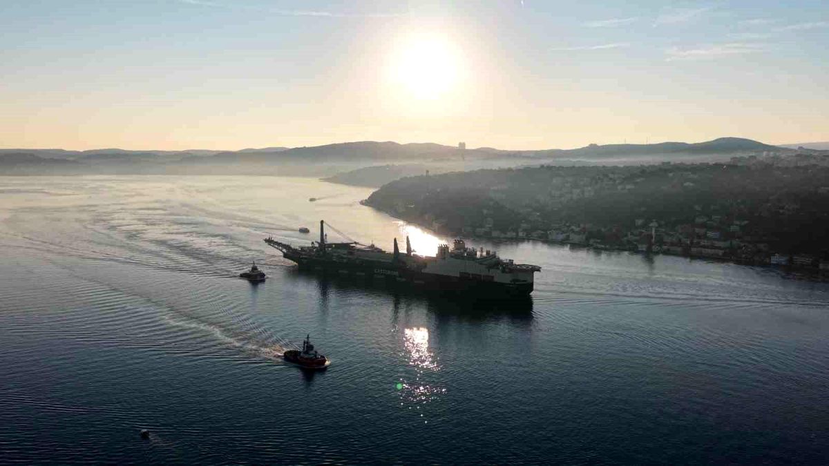325 metrelik dev boru döşeme gemisi İstanbul Boğazı'ndan geçiş yaptı