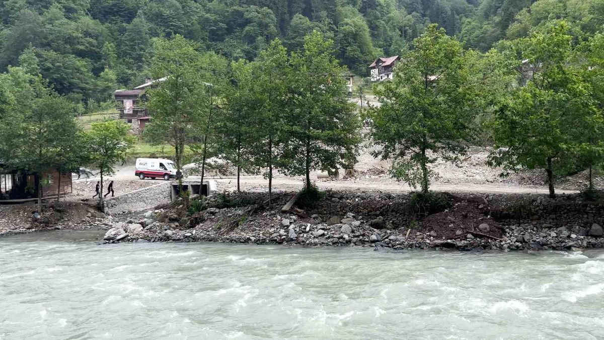 Rize'de aranan kayıp şahıs ölü bulundu, arama çalışmasına katılan ekibin botu devrildi, 1 personel hayatını kaybetti