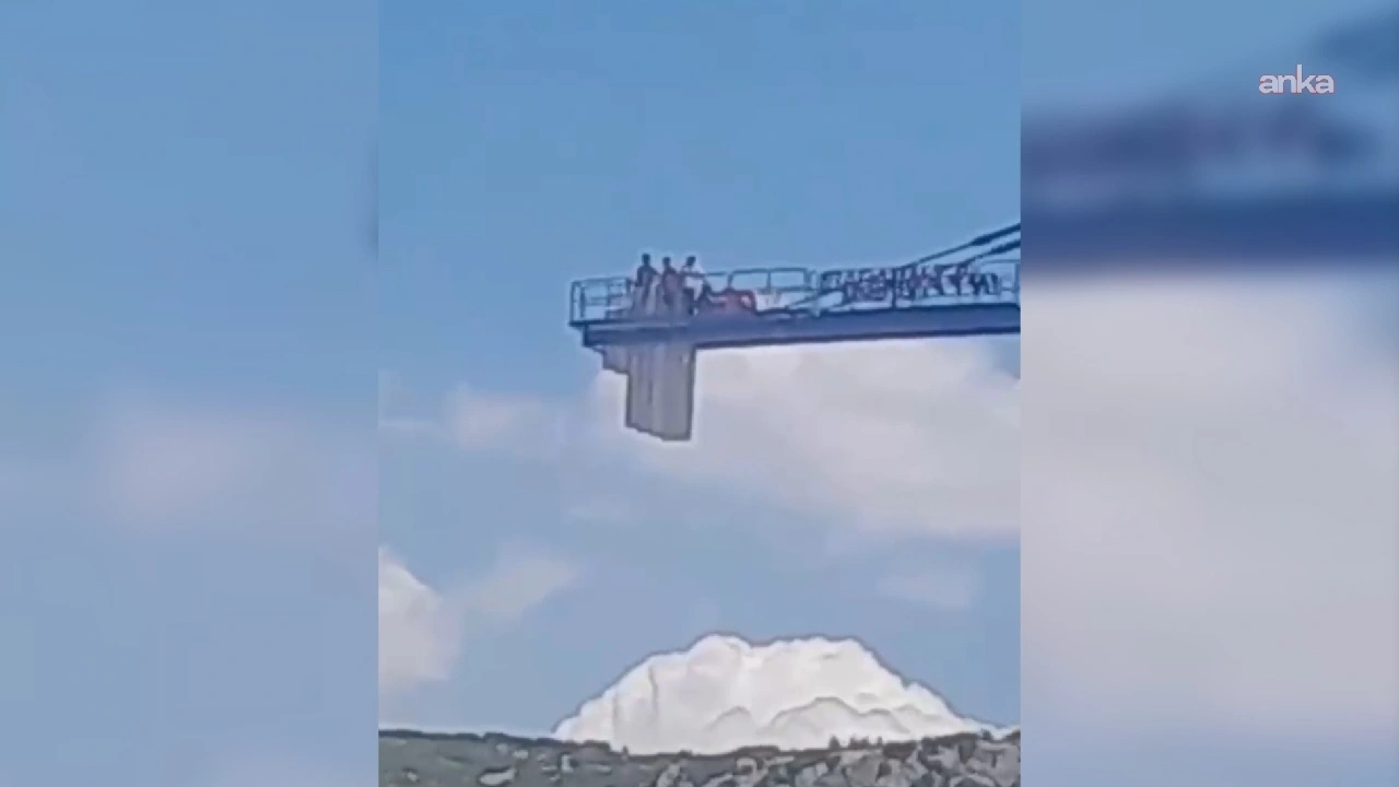 TOKİ inşaatında emek eylemi! Ücretleri verilmeyen 3 işçi 30 metrelik vince çıktı