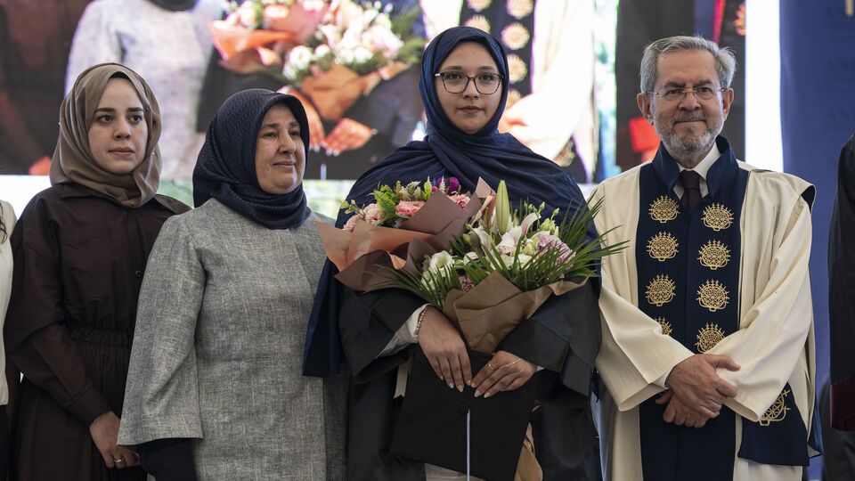 Enkazdan 248'inci saatte kurtarılan Aleyna, üniversiteden mezun oldu
