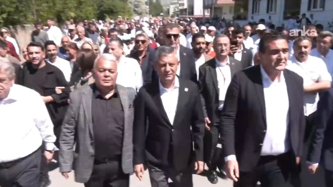 Madımak katliamı anması başladı: CHP Lideri Özgür Özel de yürüyüşe katıldı