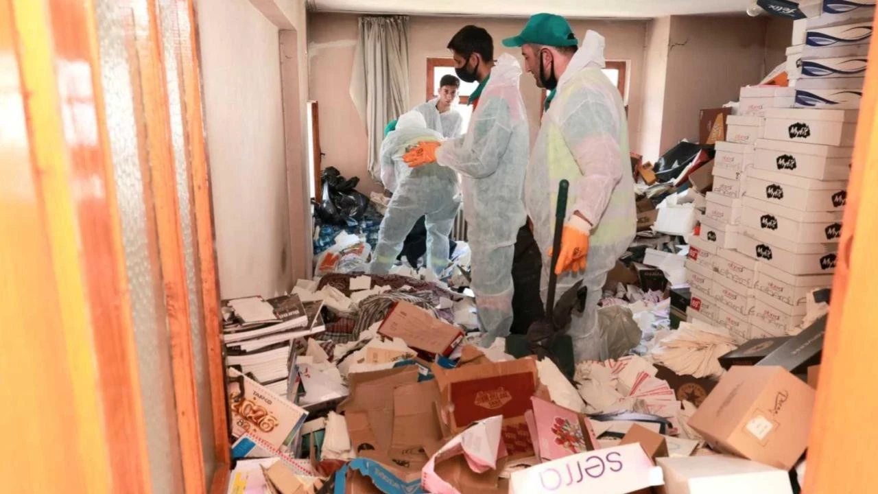 Bursa'da çöp ev faciası! 20 ton çöp çıktı