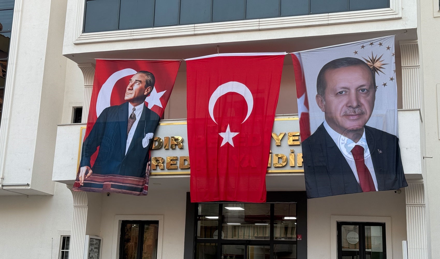 DEM Partili Iğdır Belediyesi binasına Cumhurbaşkanı Erdoğan'ın posteri asıldı