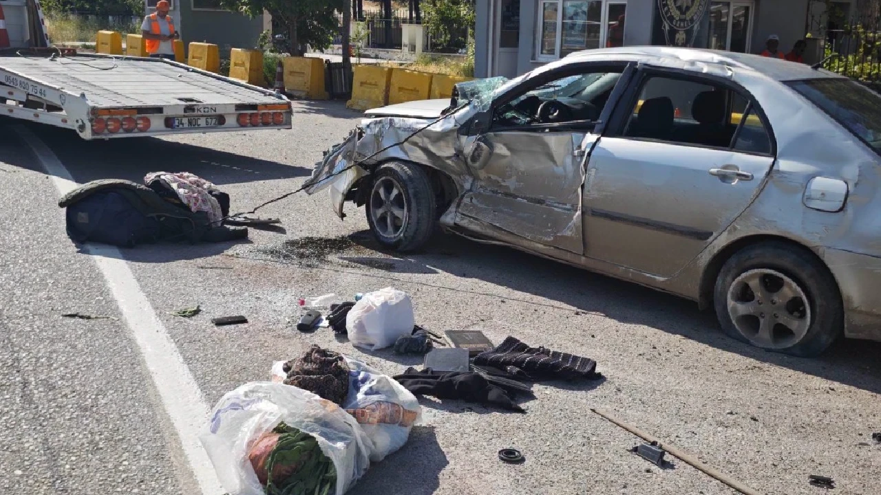 Feci kaza! Kamyonla çarpışan otomobil takla attı: Ölü ve yaralılar var
