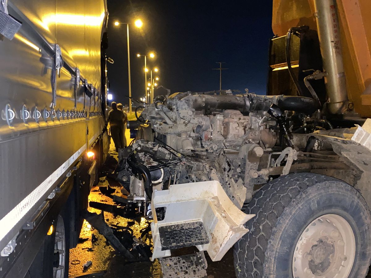 Sincan'da TIR ile çarpışan hafriyat kamyonunun kupa kısmı koptu: 1 yaralı