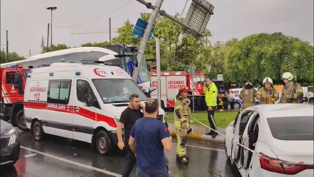 Feshane'de yolcu otobüsü ve otomobil çarpıştı: Yaralılar var