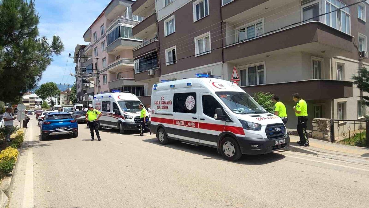 Otomobil apartman bahçesine uçtu, faciadan dönüldü