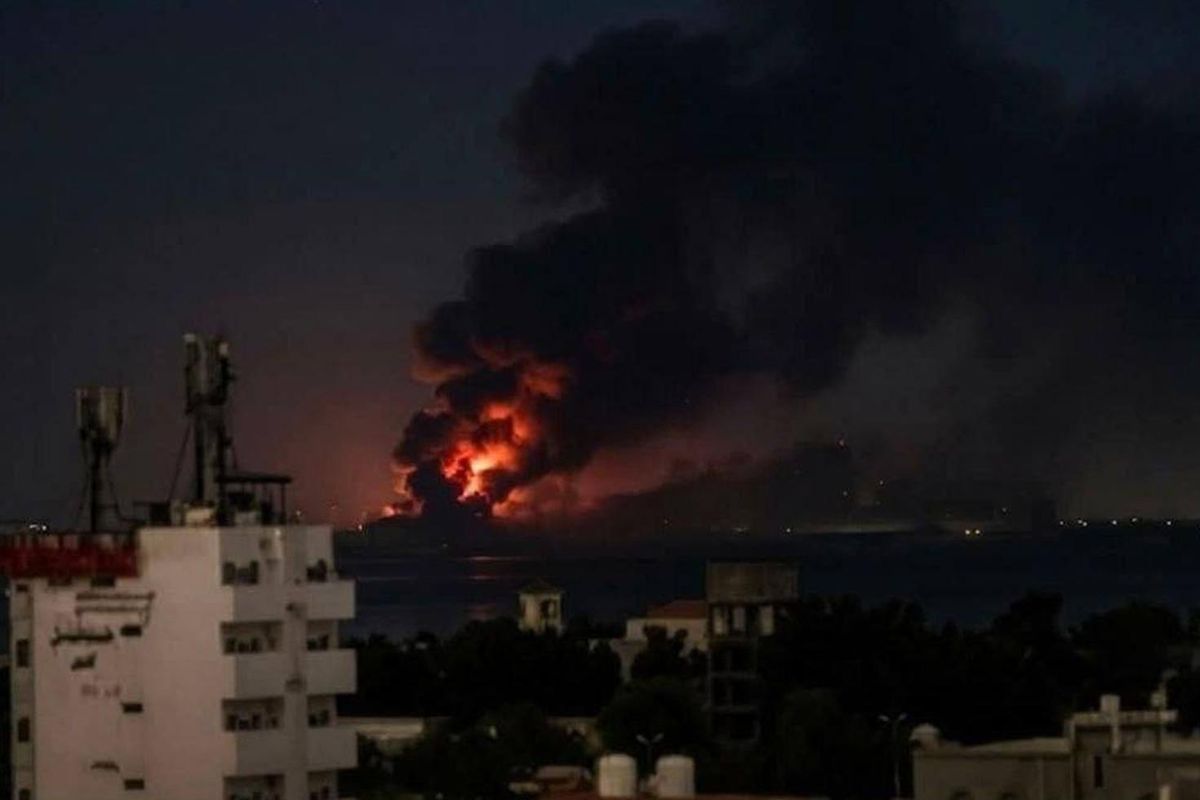 Yemen'in Hudeyde kentinde şiddetli patlamalar meydana geldi