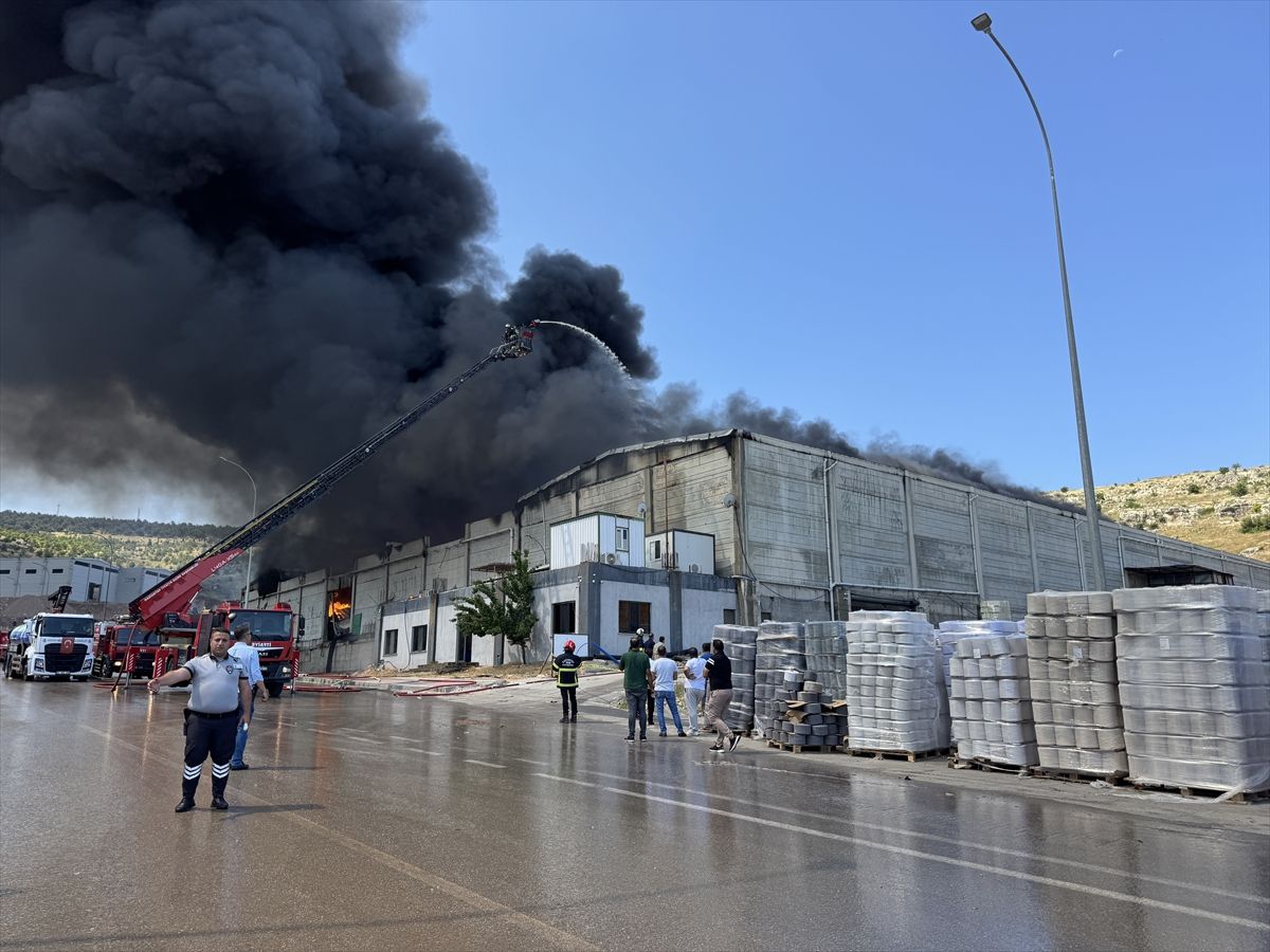 Gaziantep'te tekstil fabrikasındaki yangın kontrol altına alındı