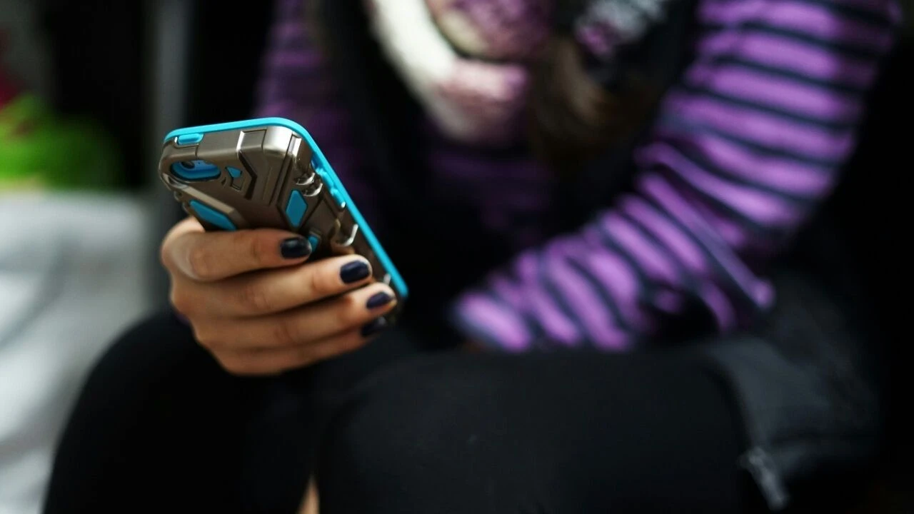 Okullarda telefon yasağı büyüyor!