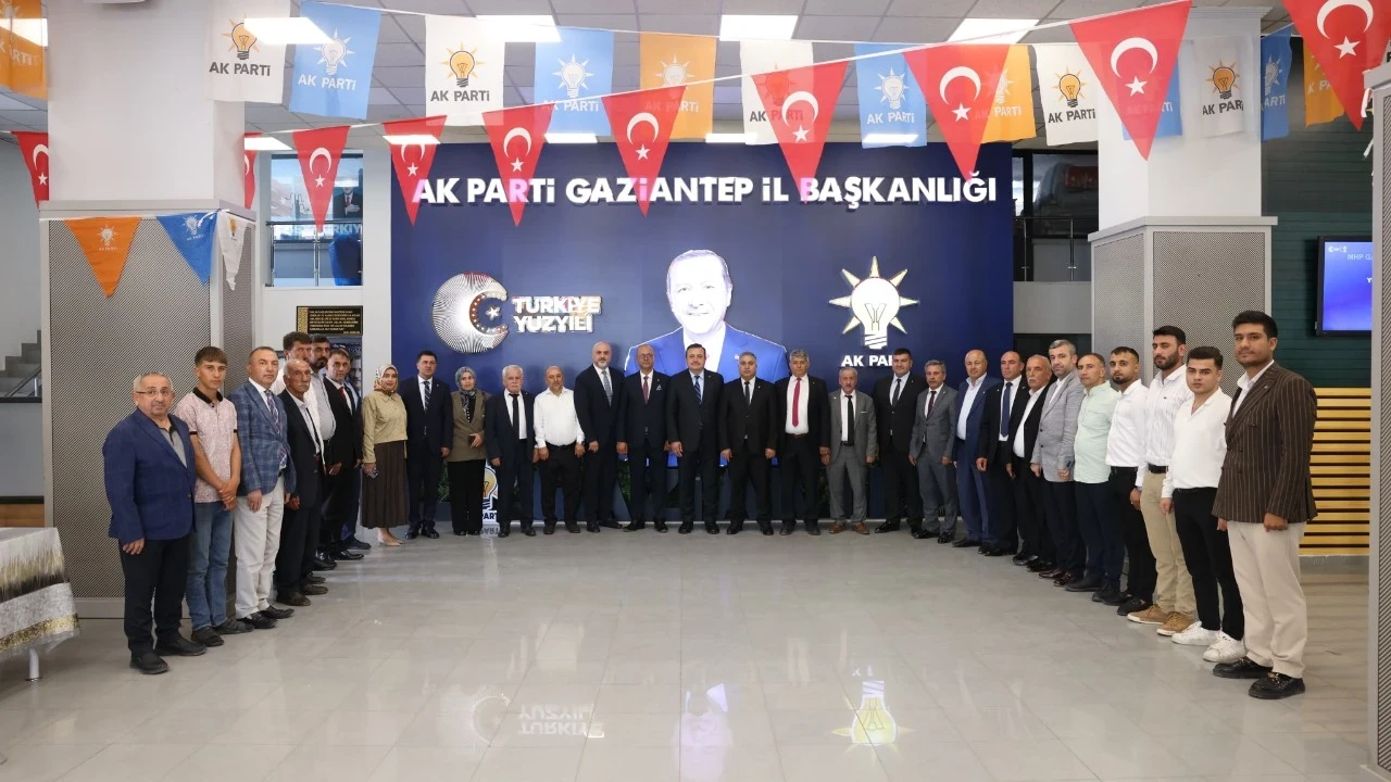 YRP'den istifa eden 25 isim AK Parti saflarında: Rozetleri takıldı