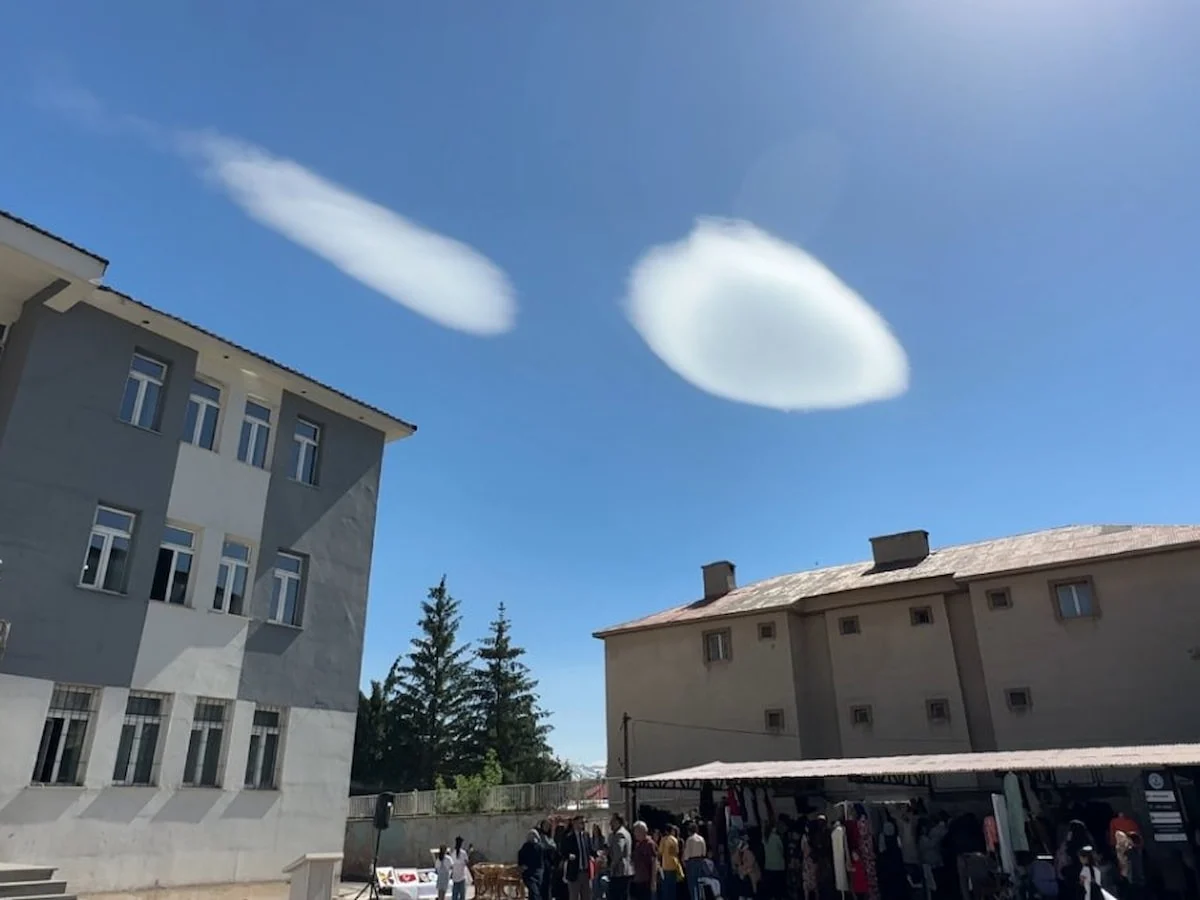 Yüksekova semalarında 'UFO' benzetmesi yapılan merceksi bulutlar büyüledi