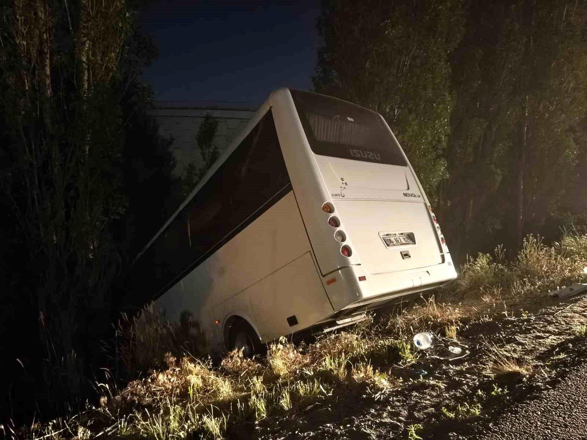 Ankara'da servis aracı yol kenarına devrildi: 8 yaralı