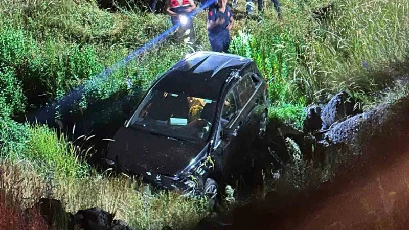 Elazığ’da kontrolden çıkan cip köprüden dereye uçtu: Üç kişi yaralandı