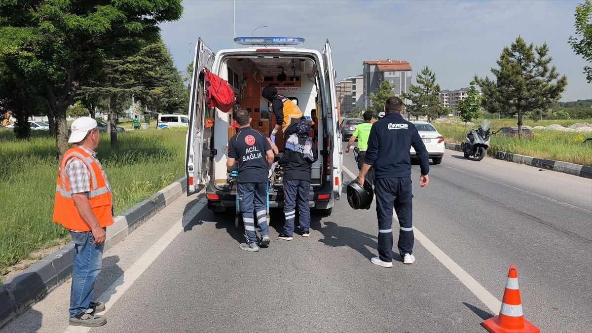 Kütahya'da otomobile çarpan motosikletteki çift yaralandı