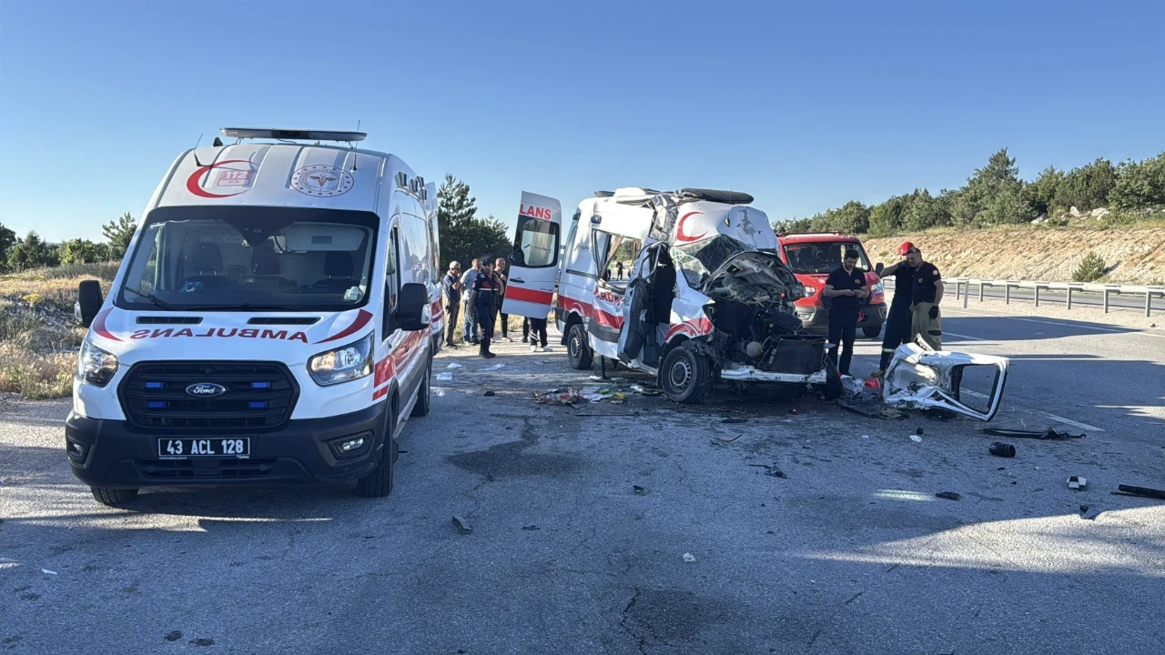 Ambulans, TIR'lara çarptı: Ölü ve yaralılar var