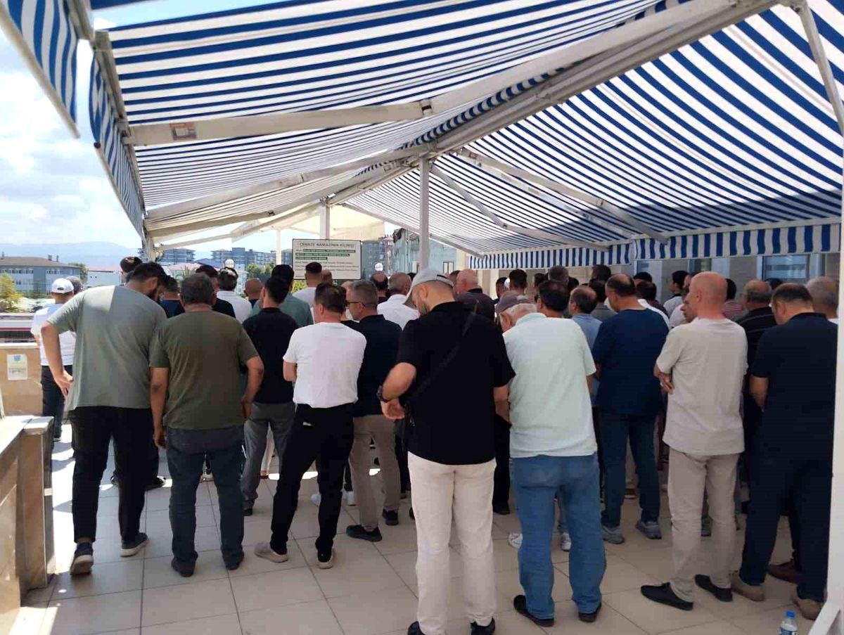 Samsun'da evinde ölü halde bulunan genç kız toprağa verildi