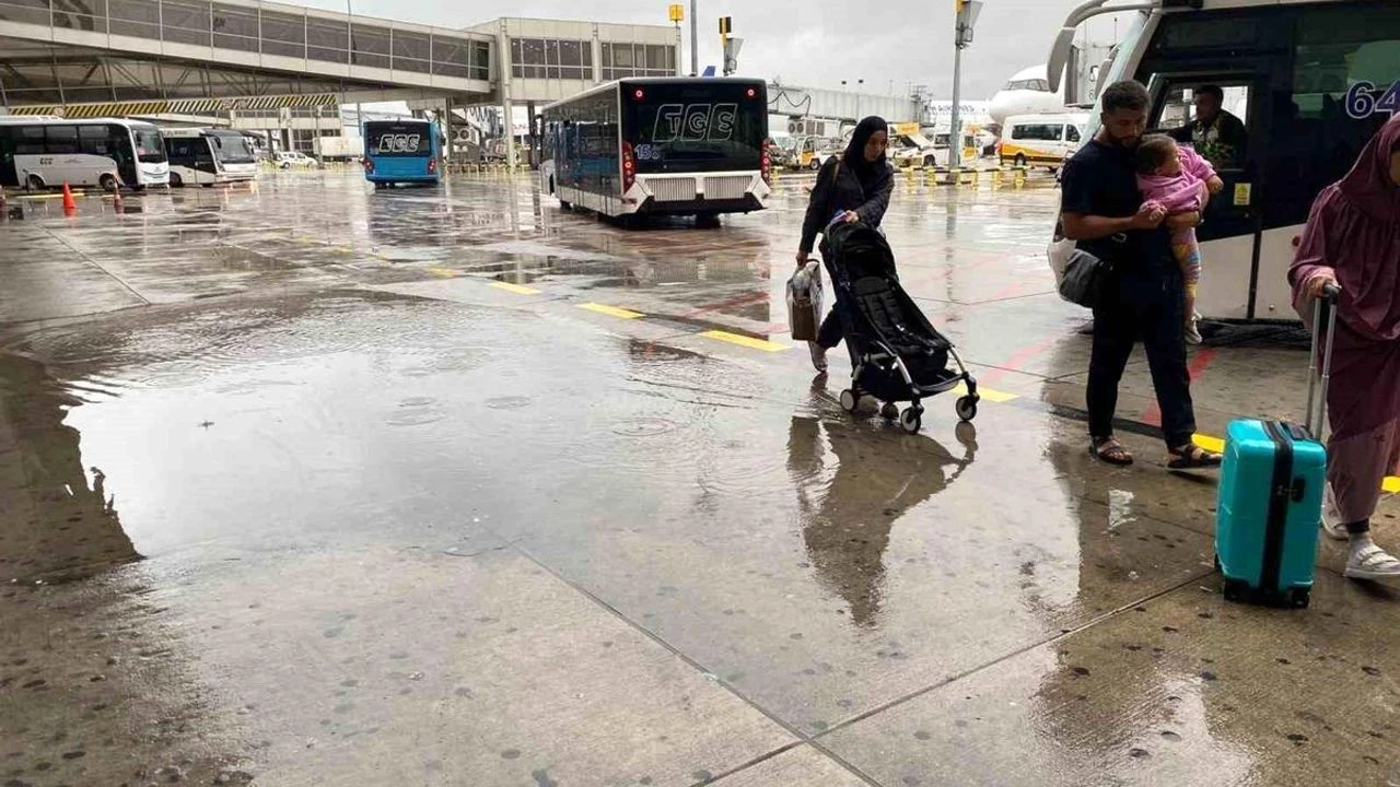 Sağanak yağış yurdu vurdu: Ev ve iş yerlerini su bastı