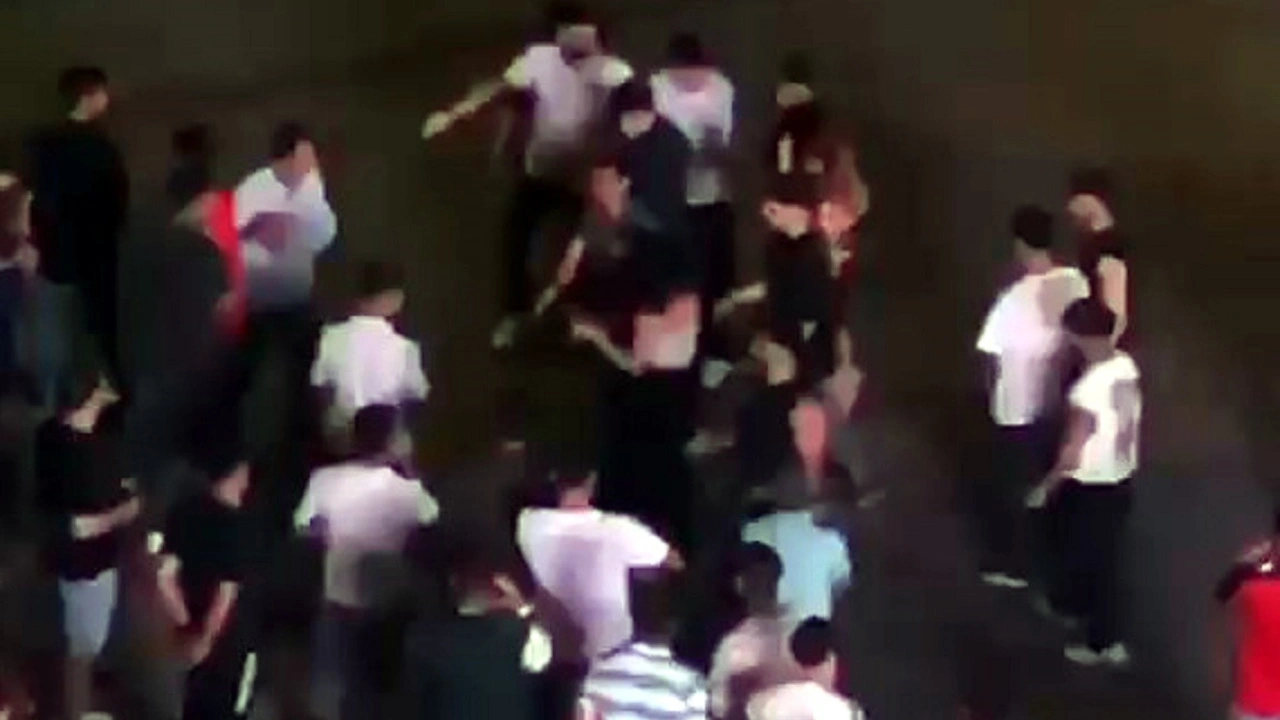 Esenyurt'ta kadınların halay kavgası büyüdü! Tekme tokat birbirlerine saldırdılar